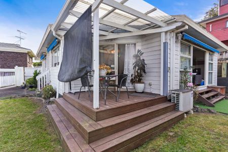 Sunny & Elevated Remuera Home - Photo 4