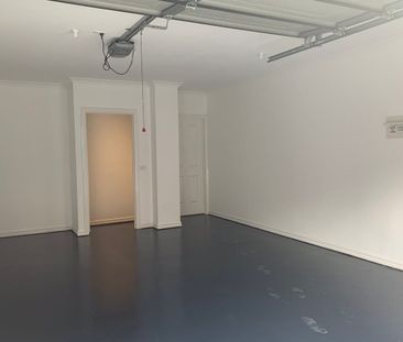 Stunning Townhouse - Photo 4