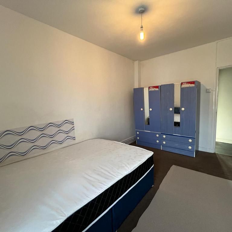 1 bedroom in a flat share to rent - Photo 1