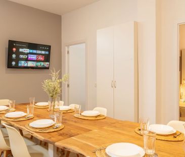 Luminous room with private bathroom in Cuatro Caminos - Photo 6