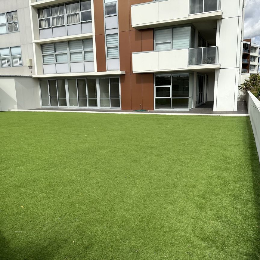 Apartment with luxe finishes, air-conditioning and a massive courtyard area - Photo 1