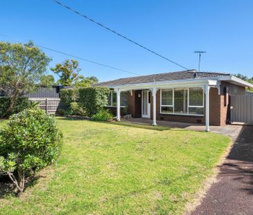 NEAT, GREAT LOCATION, POWERED GARAGE AND FULLY FENCED! - Photo 4