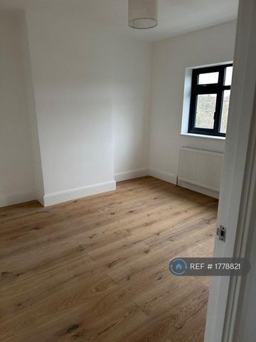 4 bedroom terraced house to rent - Photo 5