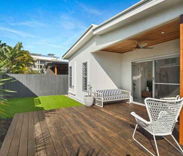 SLEEK AND MODERN IN COOLUM - Photo 2