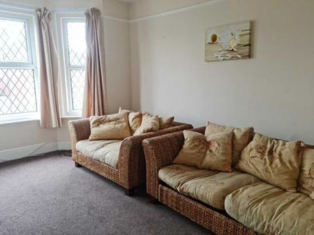 2 Double Bedroom First Floor Flat - Photo 4