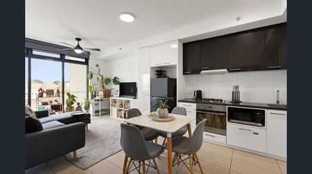 Spacious & Amazing Location - Photo 3