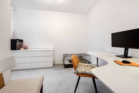 A fabulous three bedroom flat moments from Queens club - Photo 3