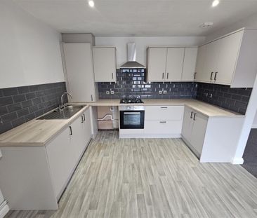 2 bed Flat To Let - Photo 5