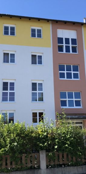Geräumige 4-Zi-Wohnung in Groß-Siegharts mit Loggia, Garage & Südwestbalkon, - Foto 1