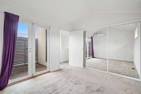 Spacious Two-Bedroom Townhouse in the Heart of Cheltenham - Modern Living and Prime Location! - Photo 2