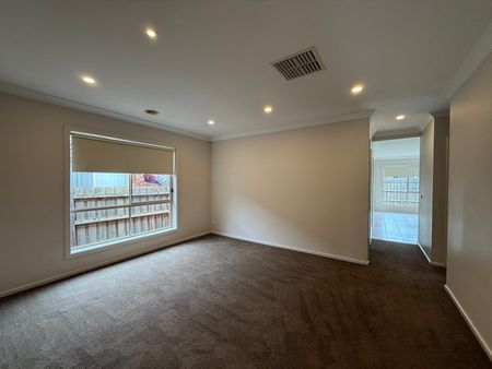 Spacious 3 Bedroom House - Photo 2