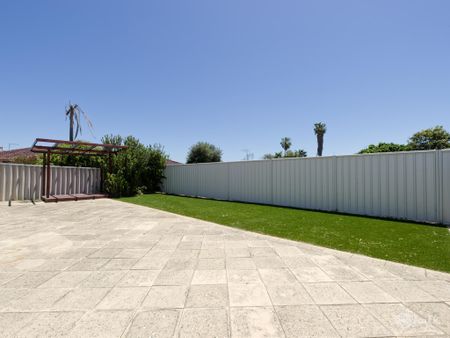 9 MONTH LEASE ONLY !!!! 3 X 1 BEACH BUNGALOW IN ROCKINGHAM !!! - Photo 2