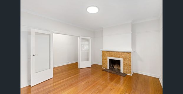 Charming Renovated Two-Bedroom Apartment in Prime St Kilda Location - Photo 1