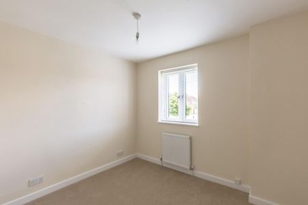 2 bedroom ground floor flat to rent - Photo 2