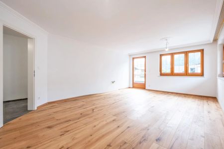 Erstbezug in sonniger 3-Zimmer-Wohnung mit riesiger Terrasse und 2 Stellplätzen in Radfeld - Photo 5