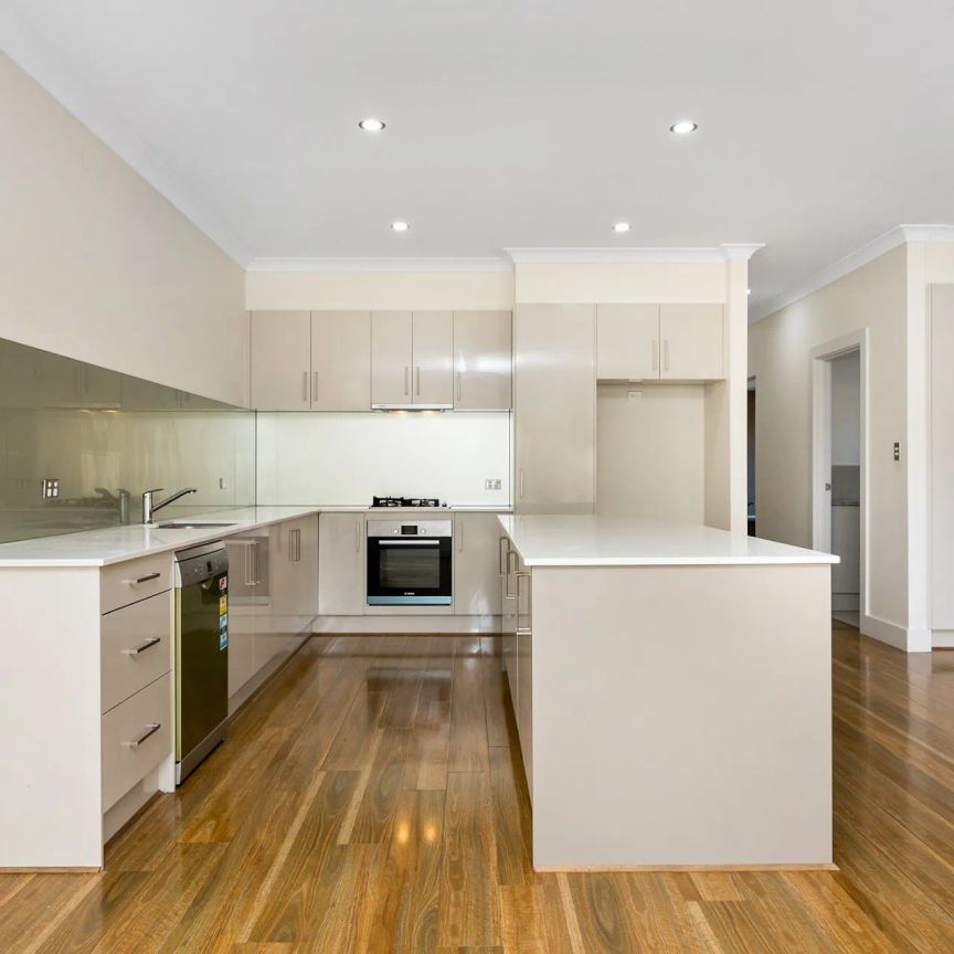 LOW MAINTENANCE 3 BEDROOM HOME ! - Photo 1