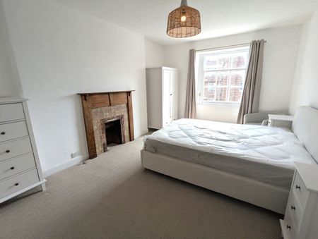 A Newly Refurbished Two Bedroom Apartment - Photo 4