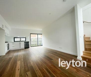 Stunningly Built Townhouse in Springvale Central - Photo 2