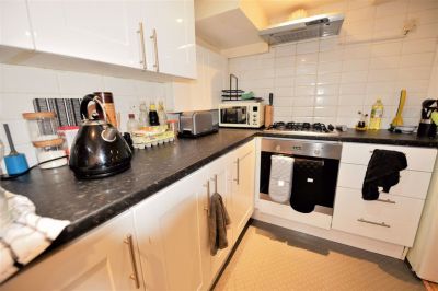 3 bedroom House in Harold View, Leeds - Photo 5