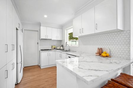 Renovated Family Abode in Tranquil Queens Park - Photo 2