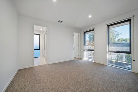 MODERN THREE BEDROOM HOME IN A PRIME LOCATION - Photo 5