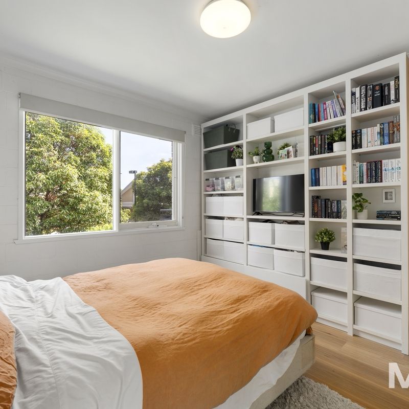 Effortless living in prized location - Photo 1