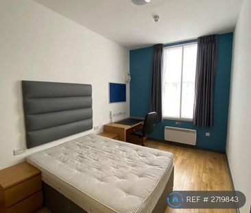 1 bedroom in a flat share to rent - Photo 2