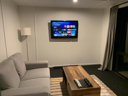 Charming 3-bedroom house with seperate rumpus room or work from home office next to the main house - Photo 2