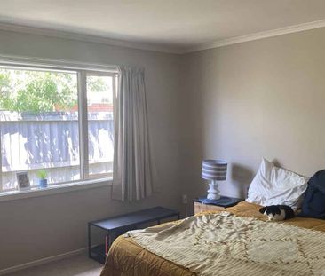 Spacious 4-Bedroom House in Prime Belfast Location - Photo 2