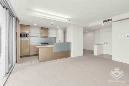 Rare Riverfront 2 Bedroom and 2 Bathroom in Surfers Paradise - Photo 5
