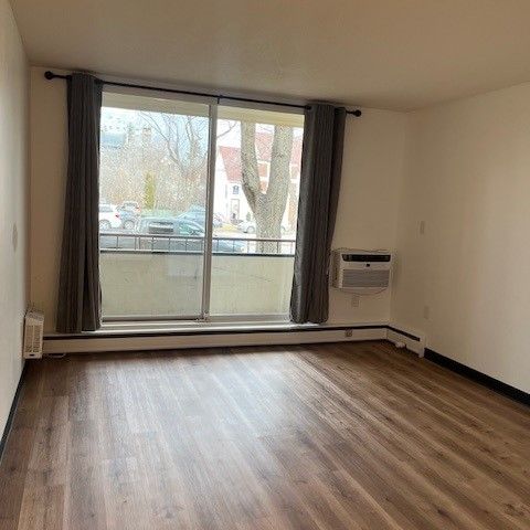 2 BDRM/1 BATH - 630 8TH ST E - Available Now - Photo 1