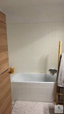 Vernieuwd app. met 2 slaapkamers en parking - Foto 3