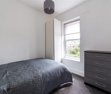 3 bedroom flat to rent - Photo 6