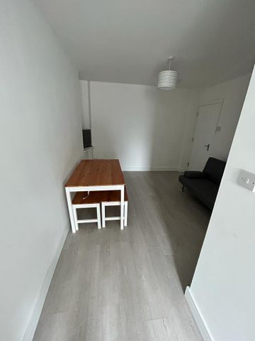 Room For Rent Queen Street, Pontypridd - Photo 4