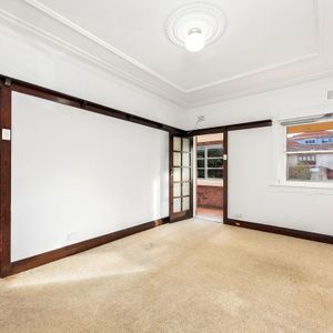 Huge Art Deco Apartment in a Prime Kensington Location - Photo 2