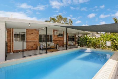 Unique Spacious Home with Pool - Photo 4