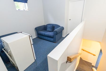 Prime Location! Spacious 4-Bed Flat with Parking - Photo 2