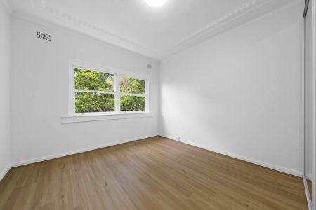 Freshly renovated top floor opportunity. Set to the quiet rear of the block - Photo 2
