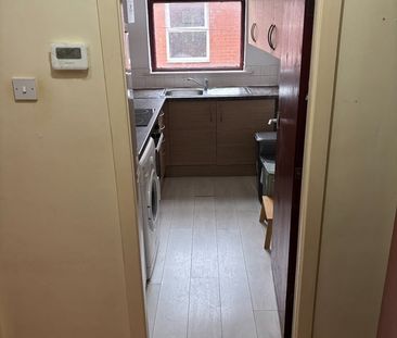 Studio Flat, Moss Lane East, M14 - Photo 6