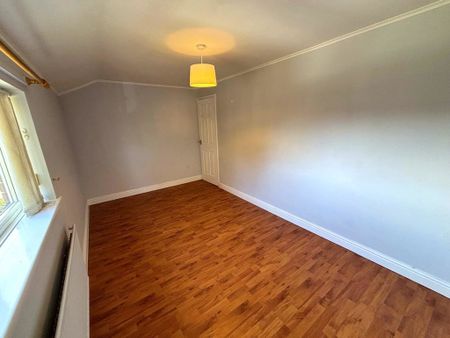 2 bedroom mid terrace to let - Photo 2
