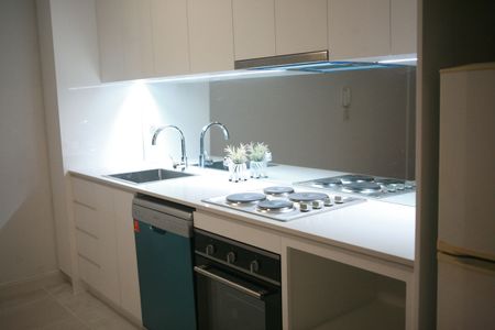 Large Apartment Located in a Security Building - Renovated Kitchen! - Photo 5