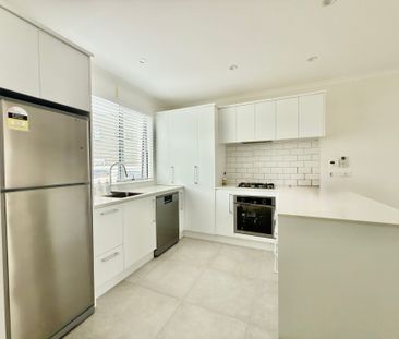 Stylish & Sun-Drenched Townhouse in Prime Flat Bush Location - Photo 4