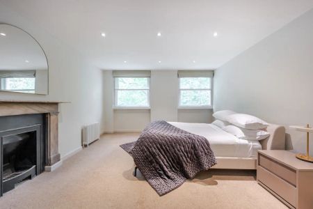 3 bedroom flat in London - Photo 2