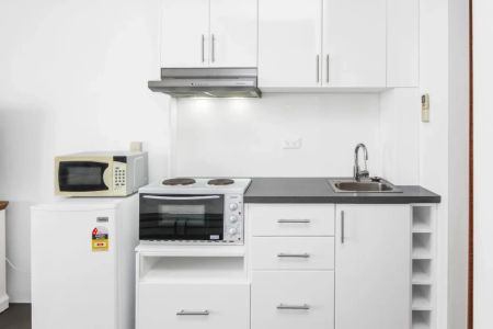 Fully Furnished Studio Apartment - Photo 4