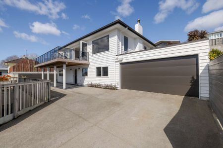 Newly fully renovated and reclad two-story family home - Photo 3