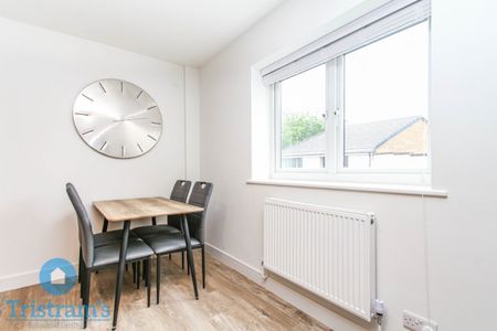 References Pending - 5 bed Apartment - Photo 3