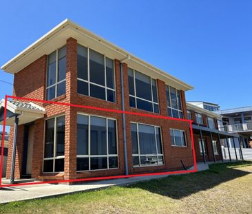 Sunny waterfront lower ground floor unit - Photo 6