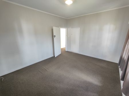 Three Bedroom Family Home - Photo 2