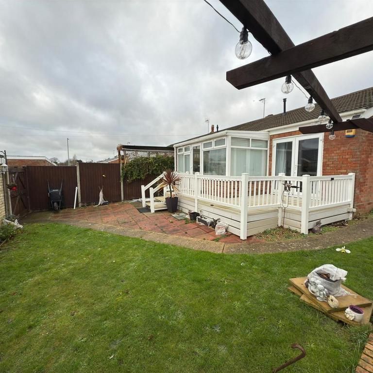 2 bedroom bungalow to rent - Photo 1