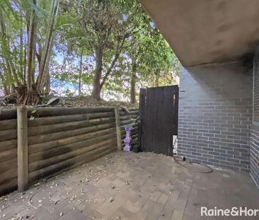 Spacious & Convenient 3 Bedroom Townhouse in a Leafy Setting - Photo 5